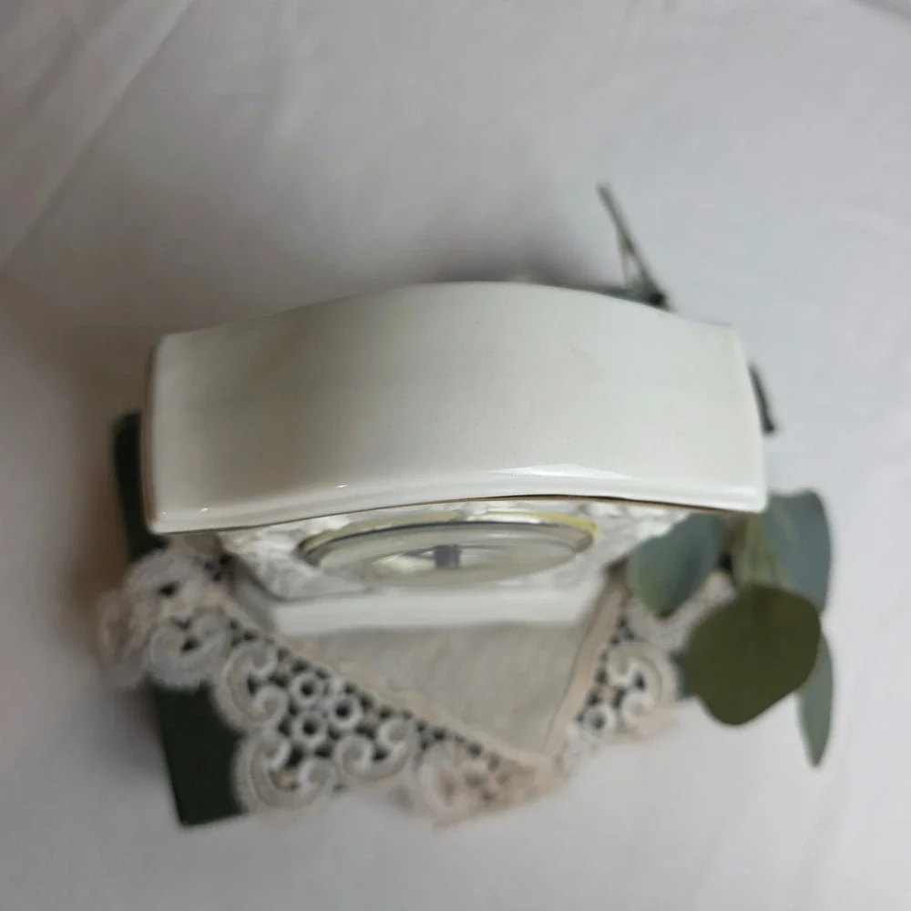 Vintage Howard Miller Ivory Porcelain Floral Clock Gold Roman Numeral Quartz